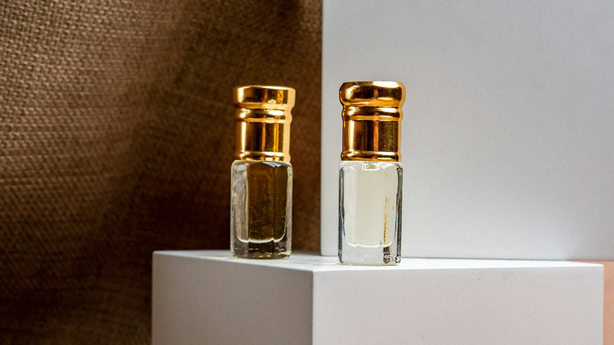 Zwei kleine Glasfläschchen für Duftproben mit goldfarbenen Verschlüssen