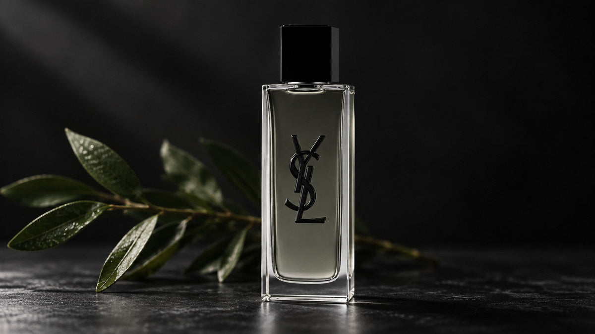 YSL MYSLF v tmavém fotografickém studiu