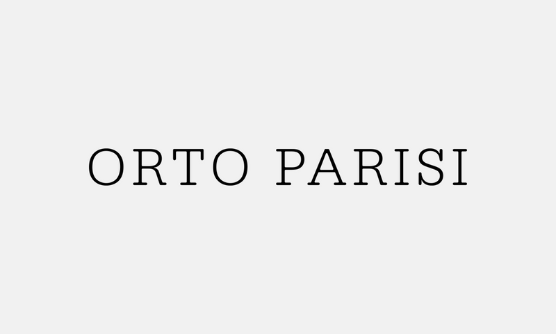 Orto Parisi – černé logo na světle šedém pozadí