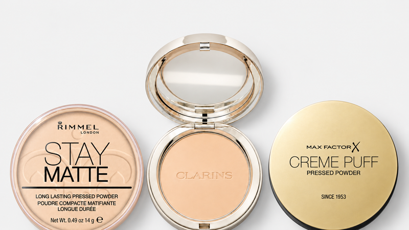 Pudry — Rimmel London Stay Matte 001 Transparent 14 g, Clarins Ever Matte Compact Powder 10 ml, Max Factor Creme Puff 14 ml; tři produkty na světlém šedém pozadí