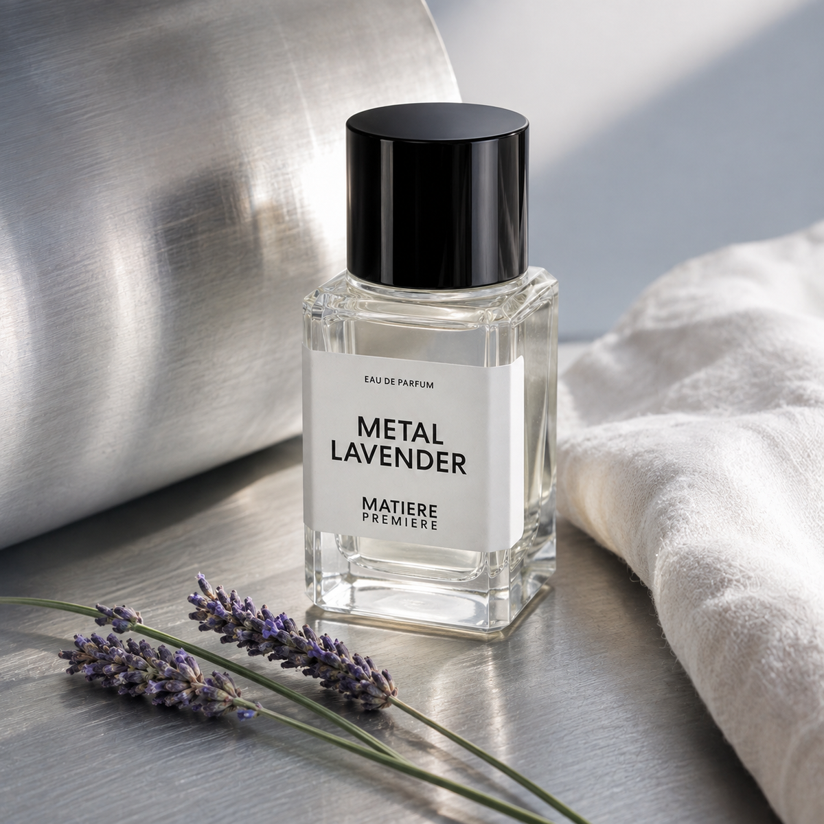 Matière Première Metal Lavender v moderním zátiší s kartáčovaným kovem, bavlnou a levandulí – MrRizz