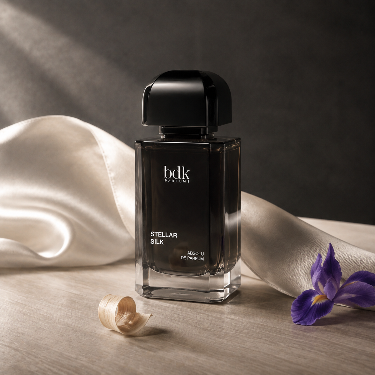 BDK Stellar Silk v hedvábném zátiší se světlým santalovým dřevem a kosatcem – MrRizz