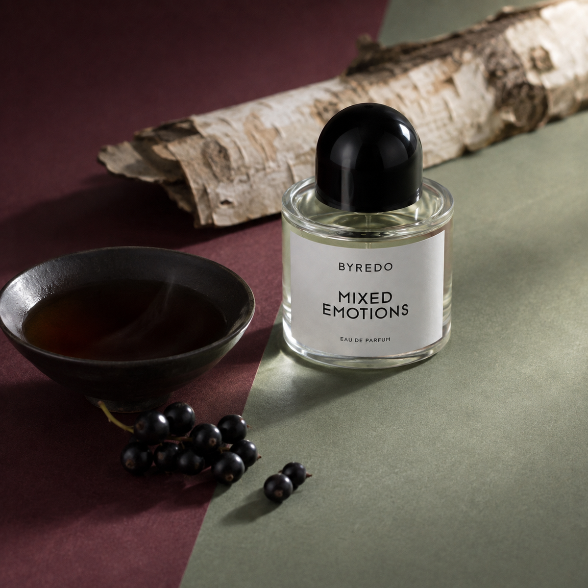 Byredo Mixed Emotions v kontrastním čajovém zátiší s černým rybízem – MrRizz