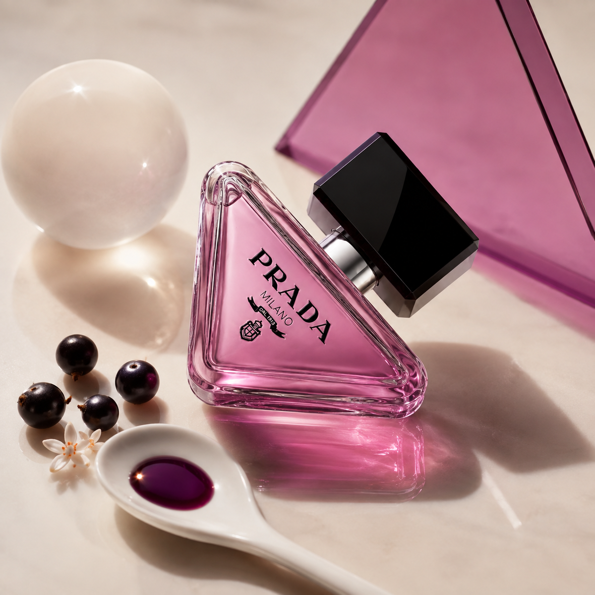 Prada Paradoxe Sweet Chemistry v krémově růžovém zátiší s černým rybízem – MrRizz