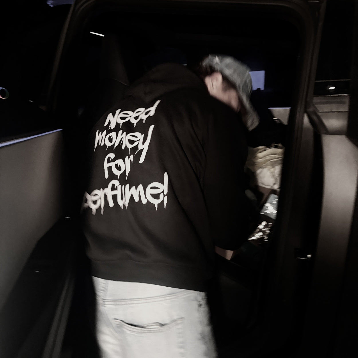Koszulka "POTRZEBUJĘ PIENIĘDZY NA PERFUMY!"