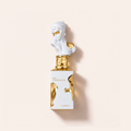 Lattafa Her Confession EDP 100 ml, flakon na světle růžovém pozadí – MrRizz