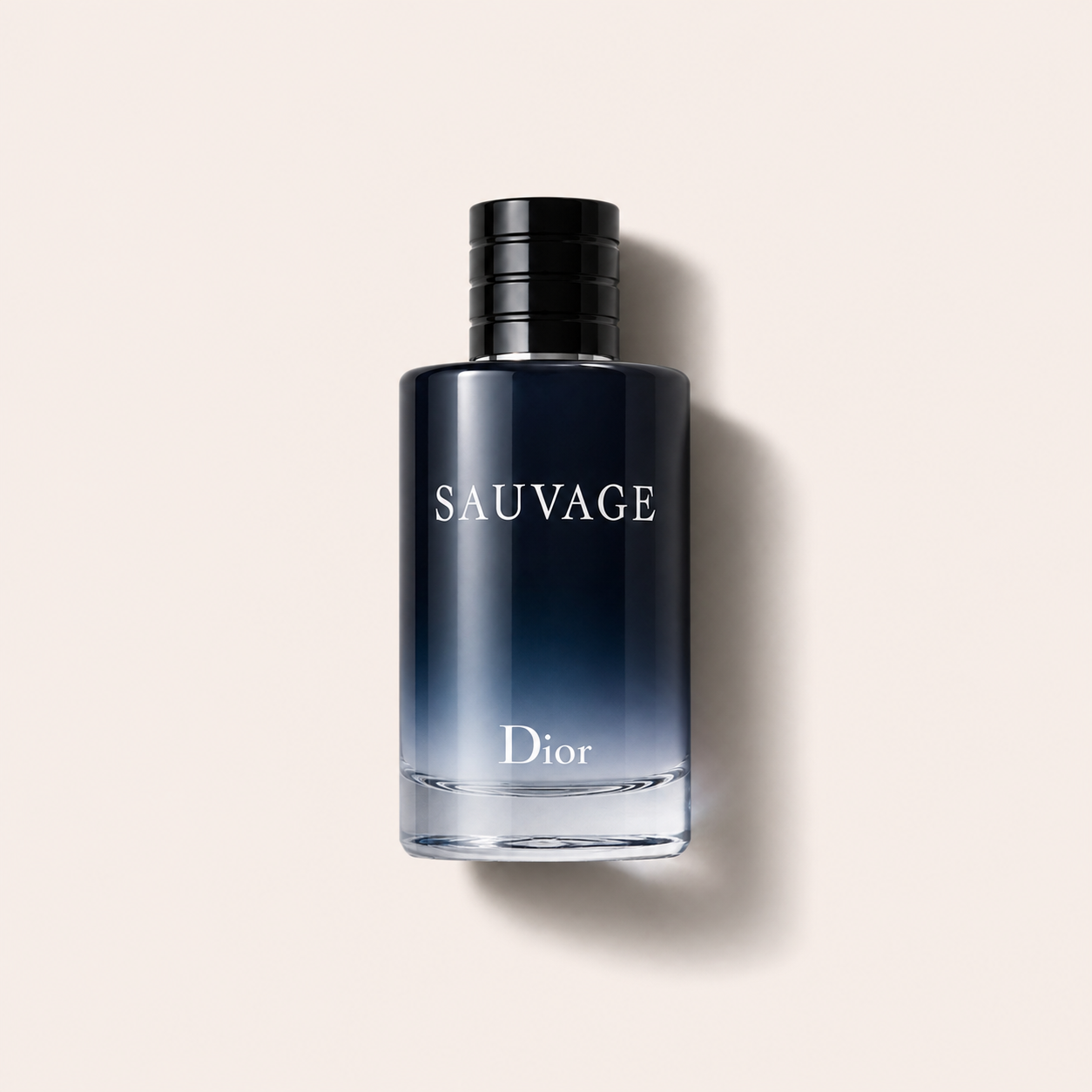 Flakon parfému Dior Sauvage EDT na světlém pozadí – MrRizz