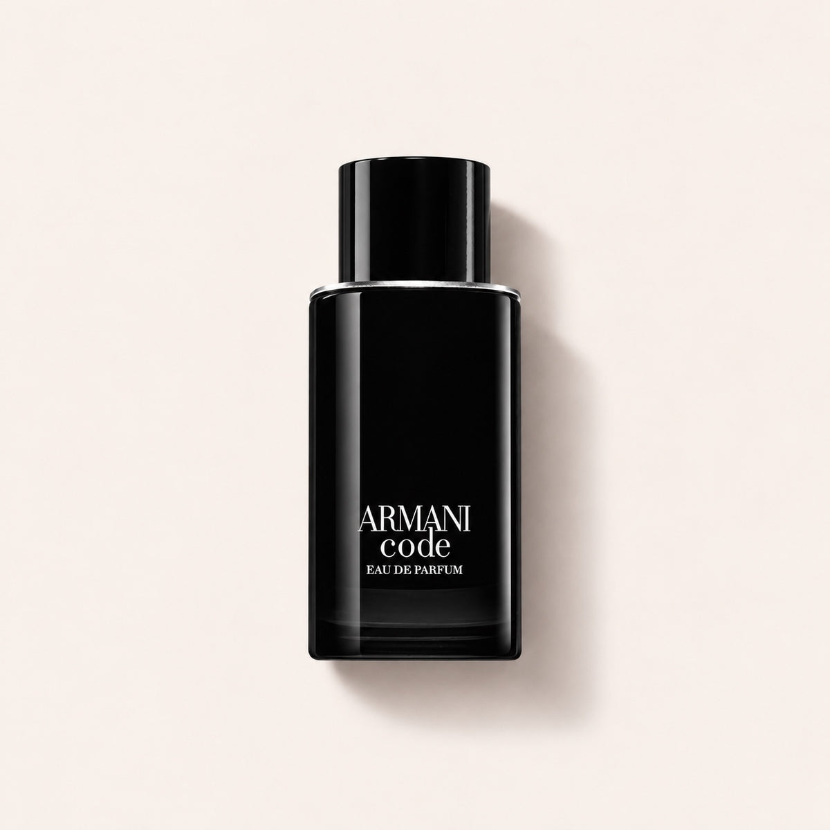 Flakon Armani Code Eau de Parfum 75 ml na světlém podkladu – MrRizz