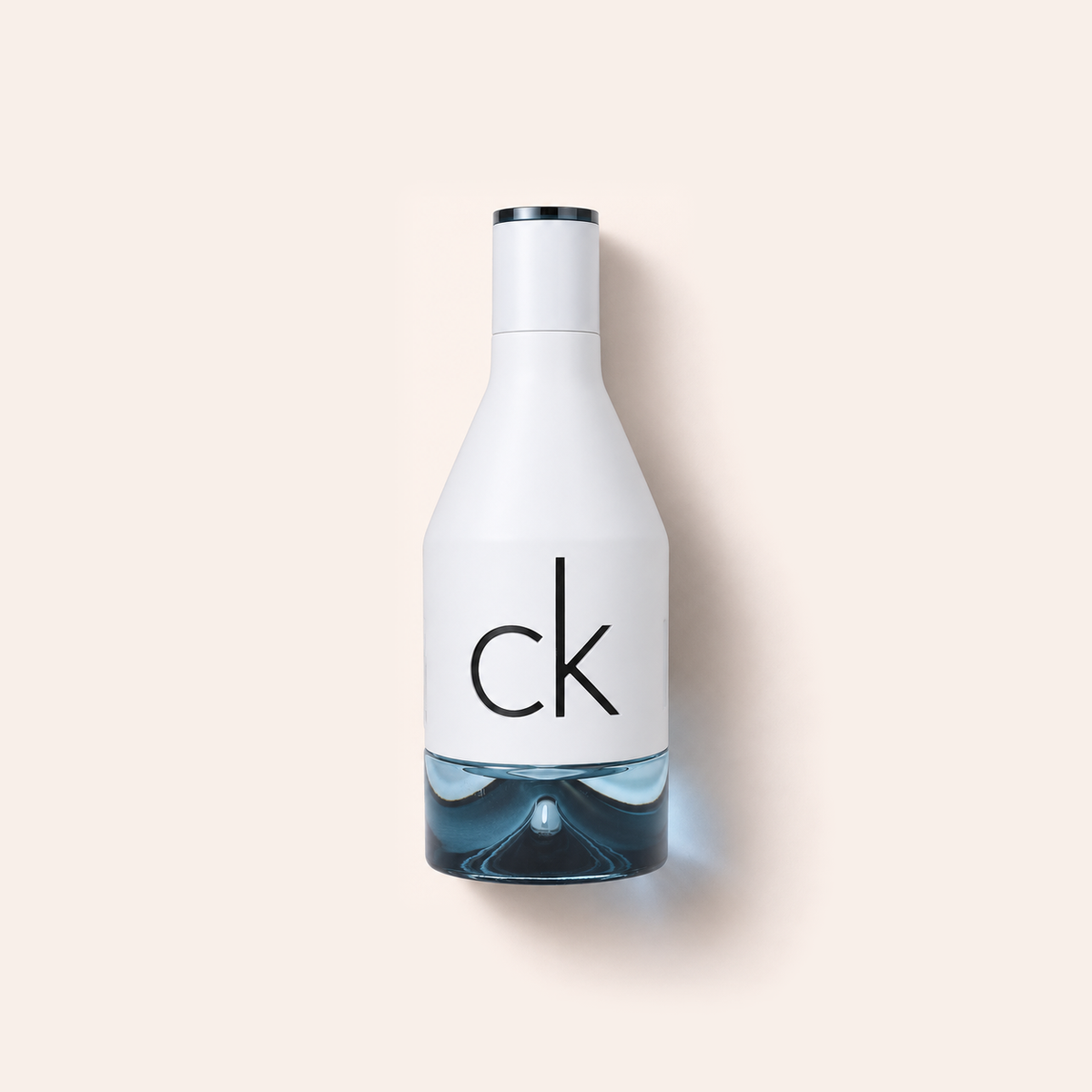 Flakon parfému Calvin Klein CK IN2U Him EDT 50 ml na béžovém pozadí – MrRizz