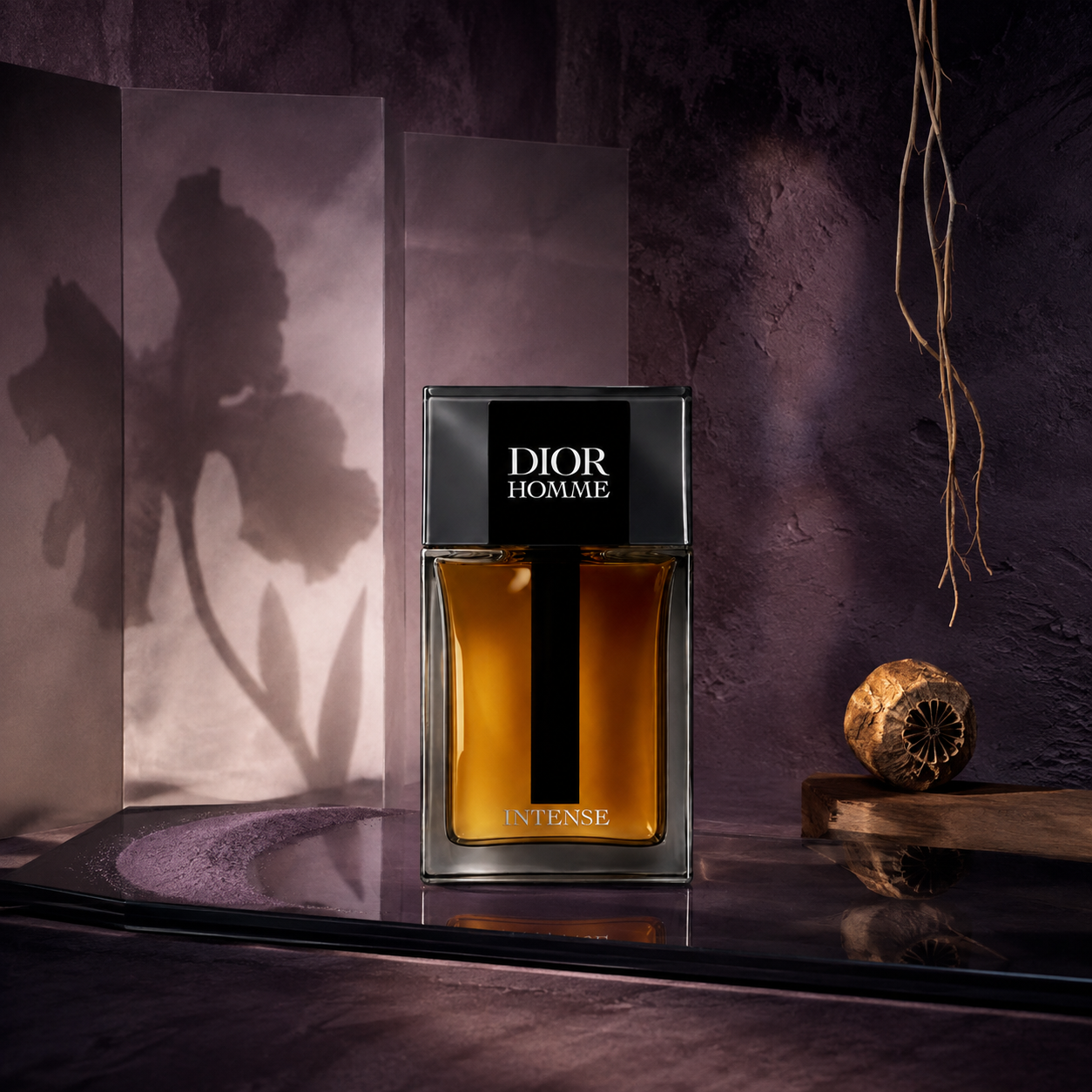 Dior Homme Intense ve fialovém zátiší se stínem kosatce a zavěšenými kořeny – MrRizz