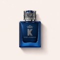 Tmavě modrý flakon Dolce&Gabbana K Intense EDP se stříbrnou korunkou na světlém pozadí – MrRizz