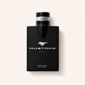 Černý flakon pánské toaletní vody Ford Mustang Sport 100 ml se stříbrným logem koně na světlém pozadí – MrRizz