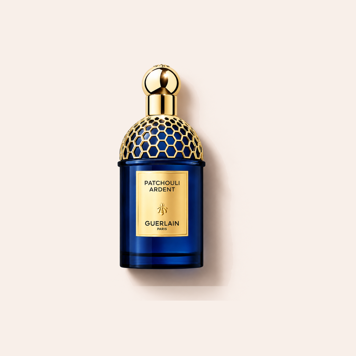 Guerlain Absolus Allegoria Patchouli Ardent EDP 125 ml – flakon na jemně růžovém pozadí – MrRizz