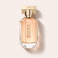 Flakon HUGO BOSS Boss The Scent for Her EDP 100 ml na pudrově růžovém pozadí – MrRizz