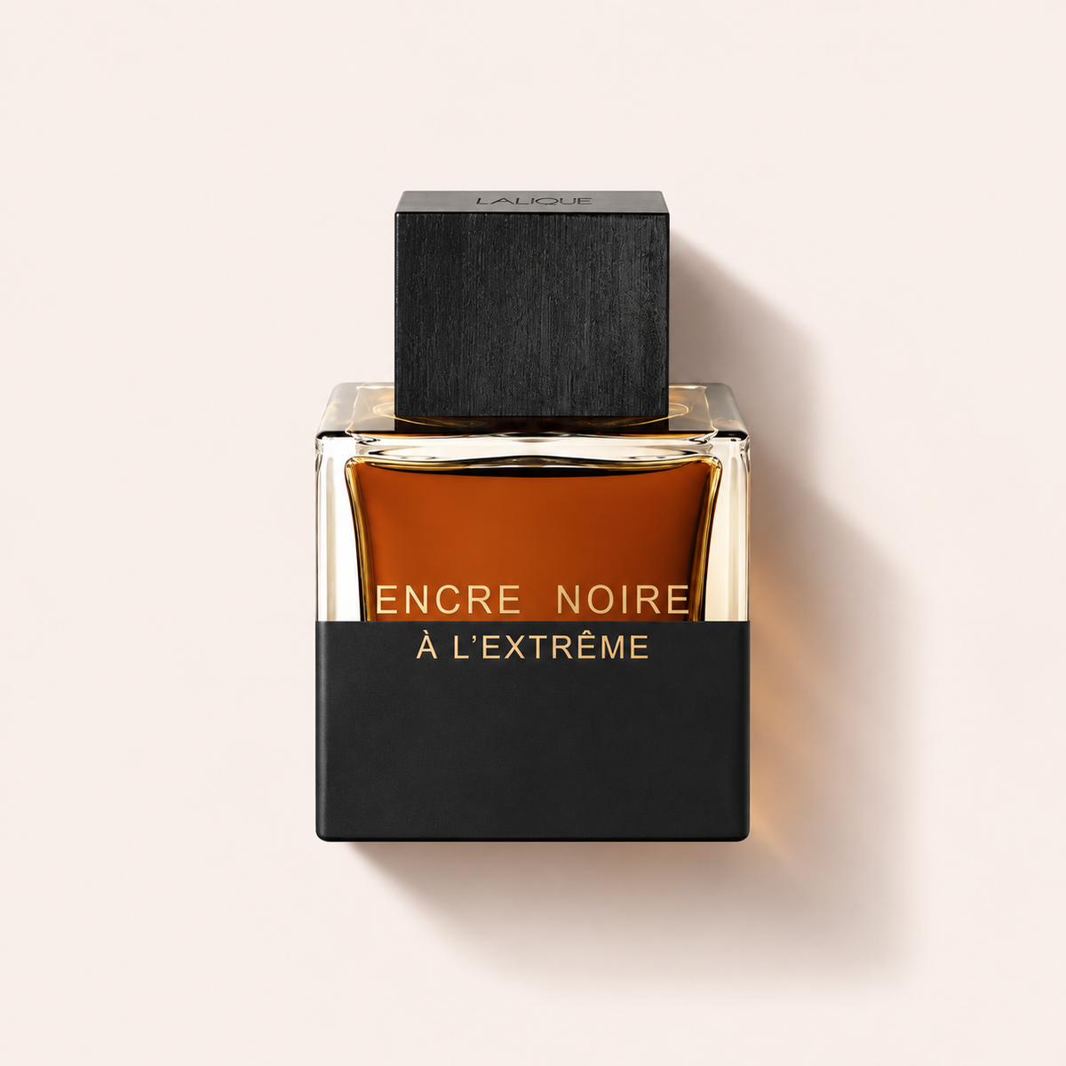 Flakon Lalique Encre Noire À L’Extrême EDP 100 ml na pudrově růžovém pozadí – MrRizz