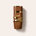 Hnědý flakon Lattafa Asad Bourbon EDP 100 ml se zlatými detaily na světlém pozadí – MrRizz