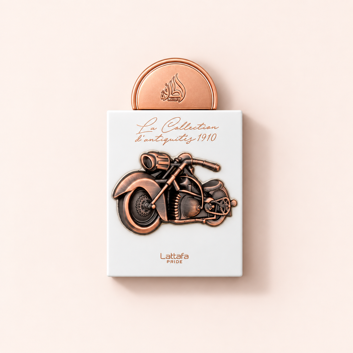 Lattafa Pride La Collection D´Antiquites 1910 EDP 100 ml, flakon na teplém světlém pozadí – MrRizz