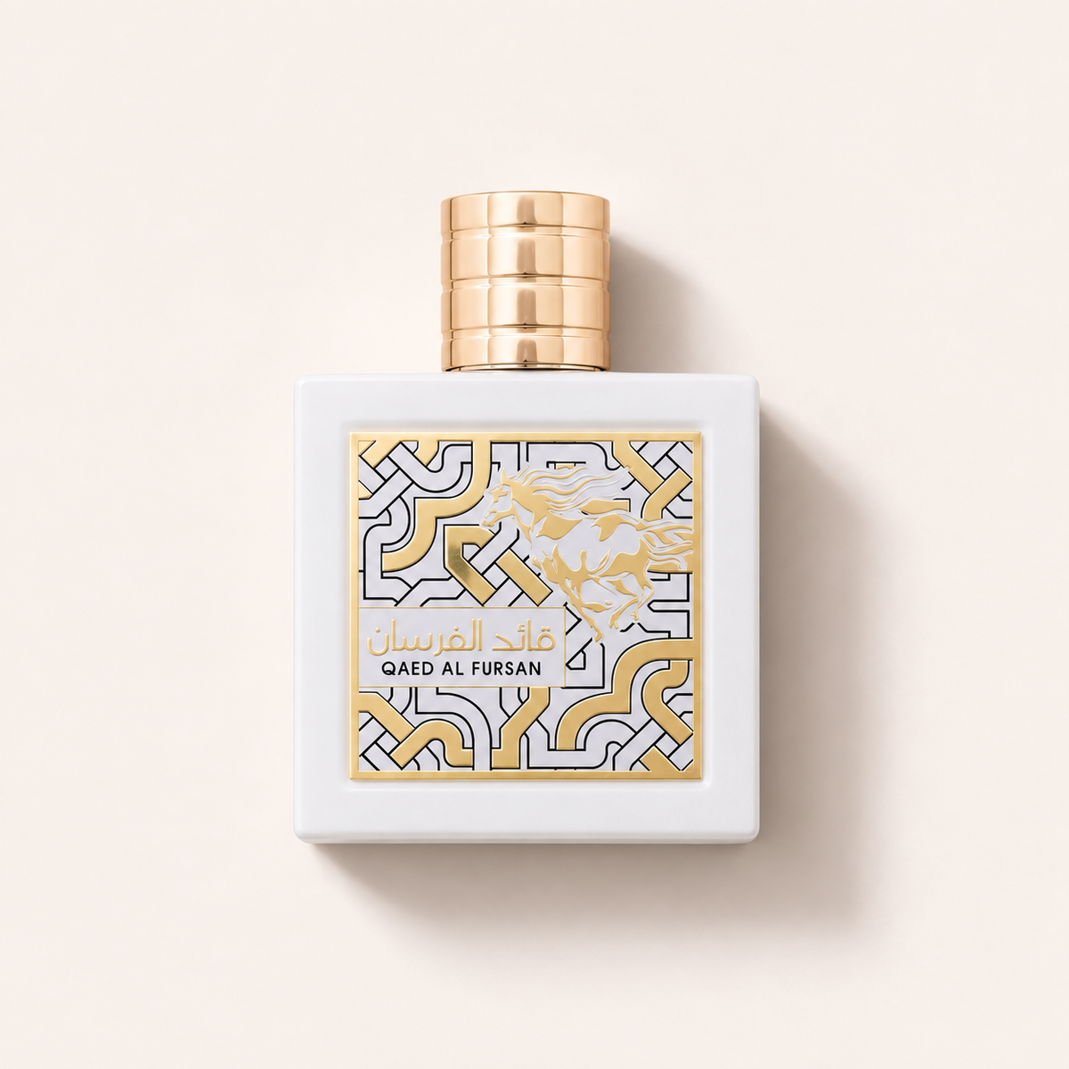 Bílý flakon Lattafa Qaed Al Fursan Unlimited EDP 90 ml se zlatým víčkem na béžovém pozadí – MrRizz