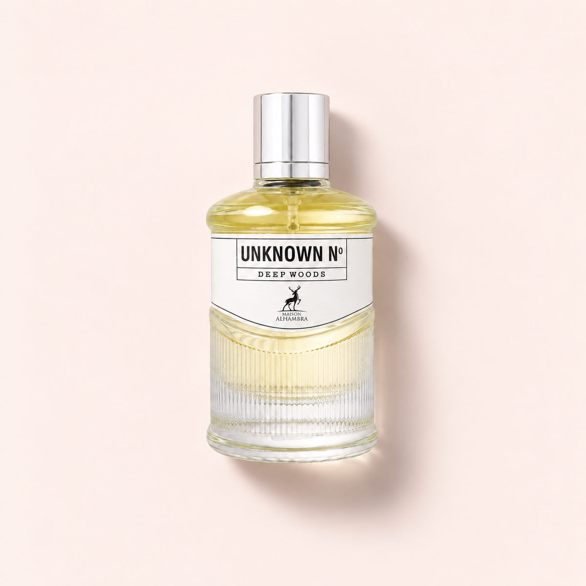 Maison Alhambra Unknown N° Deep Woods EDP 100 ml na teplém růžovém pozadí – MrRizz