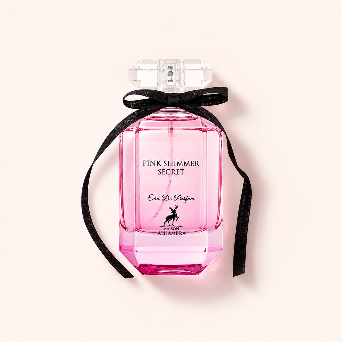 Maison Alhambra Pink Shimmer Secret EDP 100 ml na teplém růžovém pozadí – MrRizz