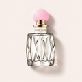 Flakon Miu Miu Fleur d'Argent EDP Absolue 100 ml na béžovém pozadí – MrRizz