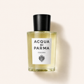 Flakon kolínské vody Acqua di Parma Colonia s černým víčkem a bílou etiketou na světlém pozadí – MrRizz