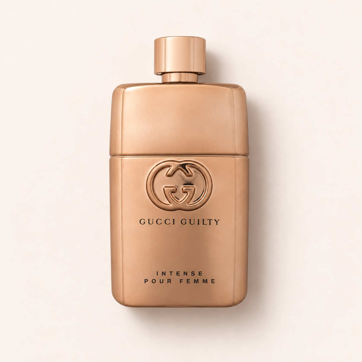 Gucci Guilty Intense 90 ml – produktová fotografie na béžovém pozadí MrRizz