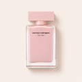Narciso Rodriguez For Her 50 ml – produktová fotografie na béžovém pozadí MrRizz