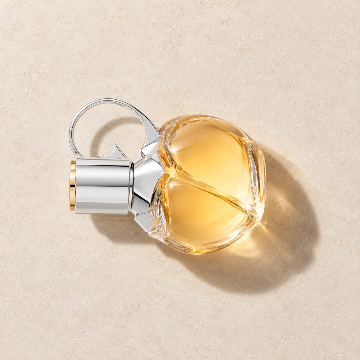Azzaro Wanted Girl 30 ml – parfém v prostředí, pohled shora s bočním stínem