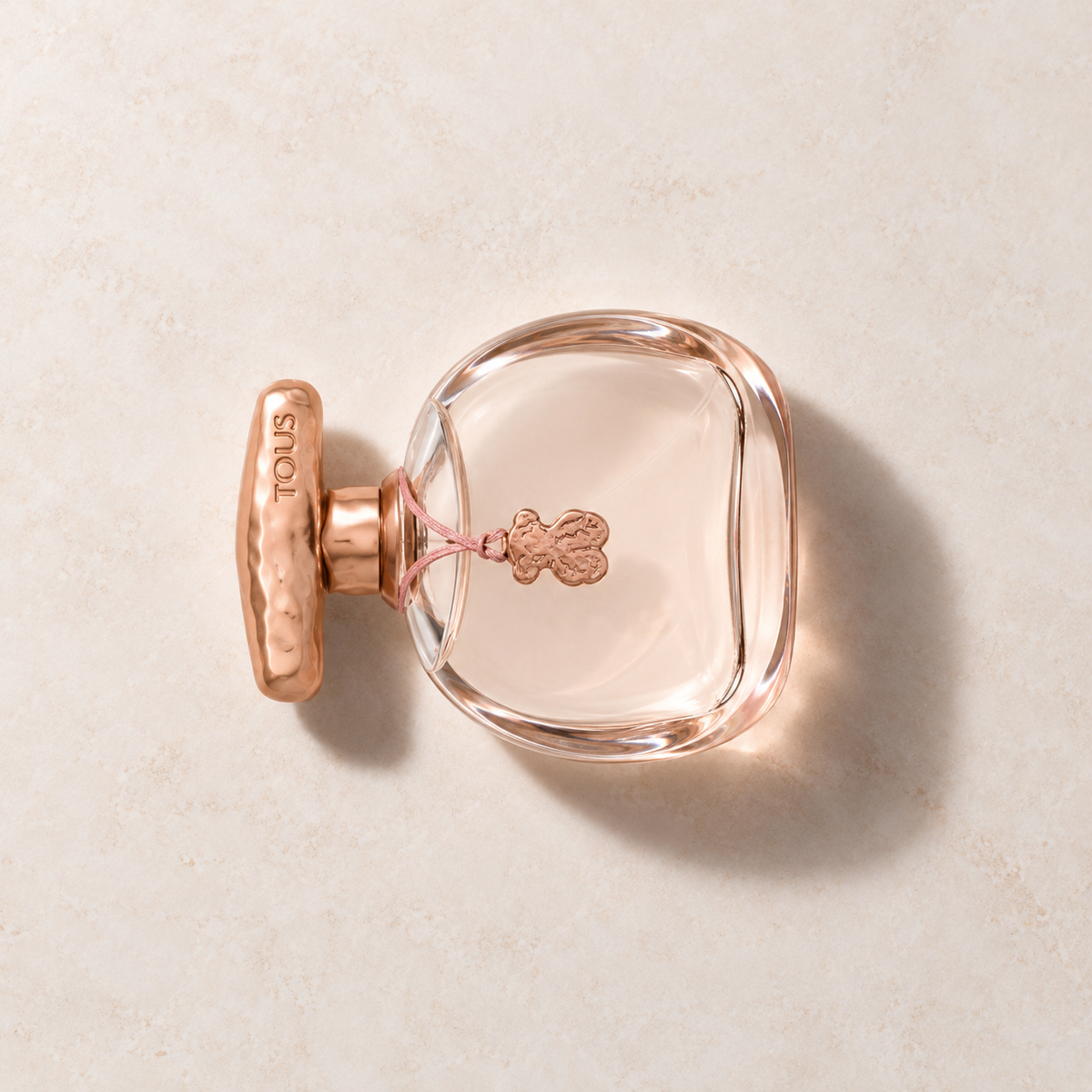 TOUS Touch The Sensual Gold 100 ml – parfém v prostředí, pohled shora s bočním stínem
