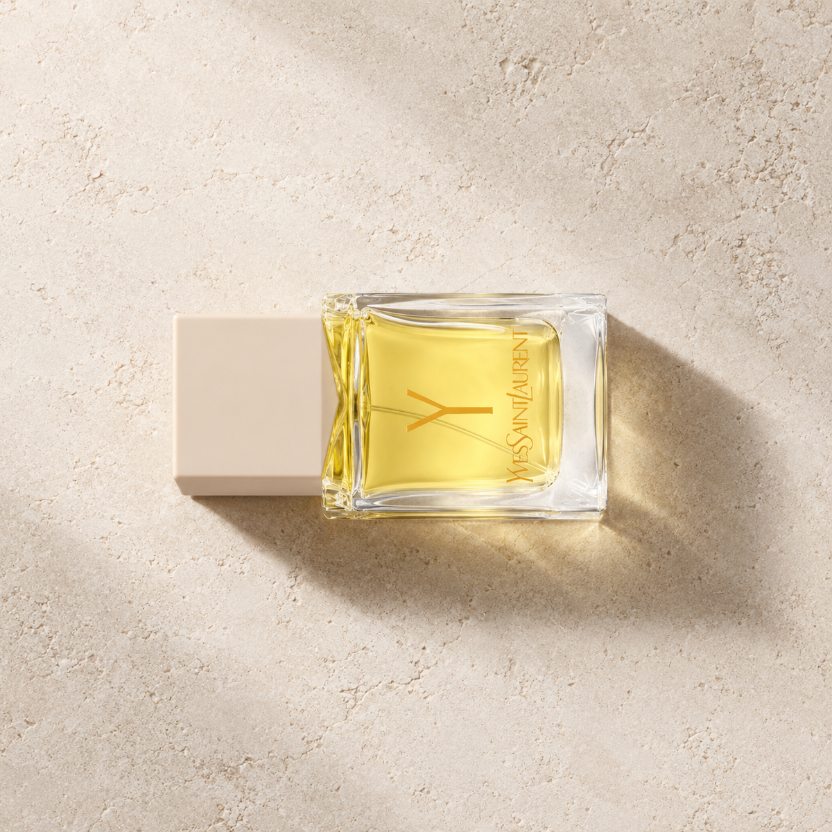 Yves Saint Laurent La Collection Y 80 ml – parfém v prostředí, pohled shora s bočním stínem