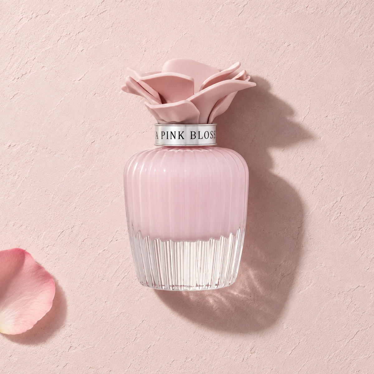 Assala Prime Nasma Rose Blossom EDP 100 ml – parfém v prostředí, pohled shora s bočním stínem