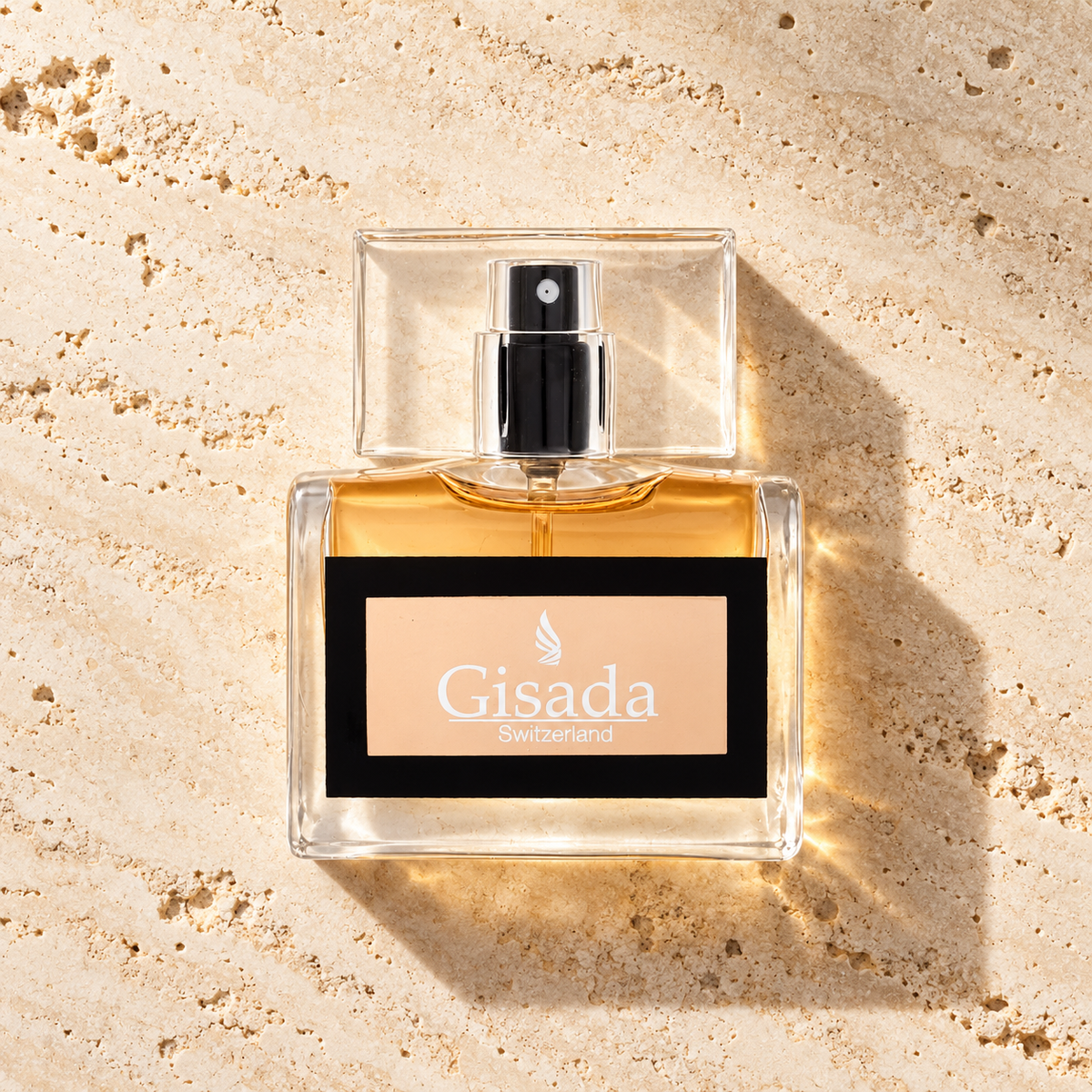 Gisada Uomo EDT 50 ml – parfém v prostředí, pohled shora s bočním stínem