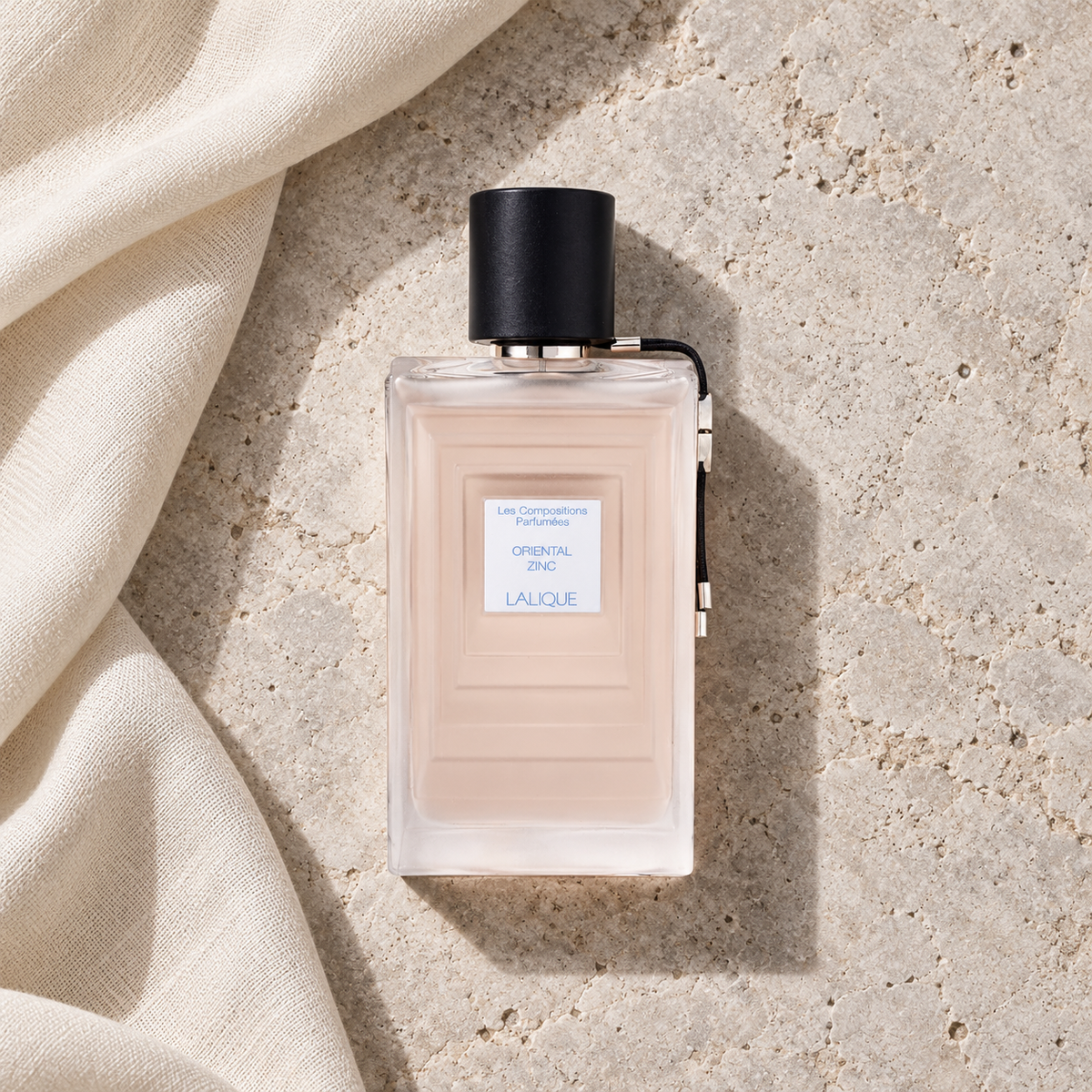 Lalique Les Compositions Parfumees Oriental Zinc 100 ml – parfém v prostředí, pohled shora s bočním stínem