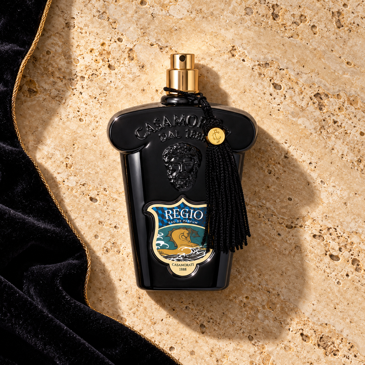 Xerjoff Casamorati Regio EDP 100 ml – parfém v prostředí, pohled shora s bočním stínem