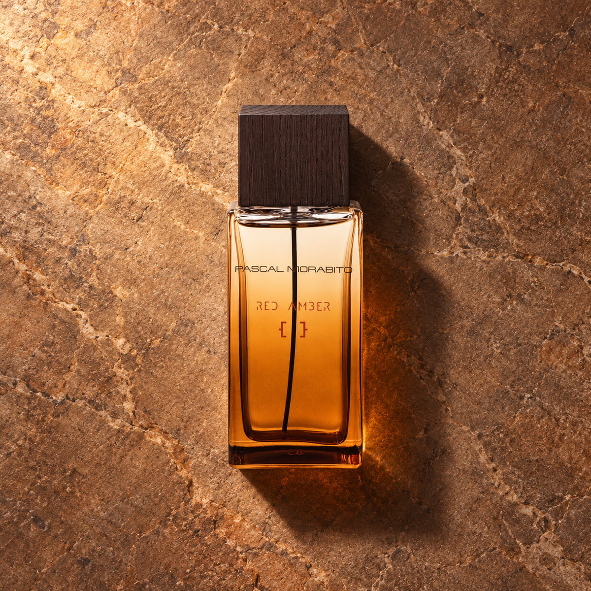 Pascal Morabito Red Amber EDT 100 ml – parfém v prostředí, pohled shora s bočním stínem