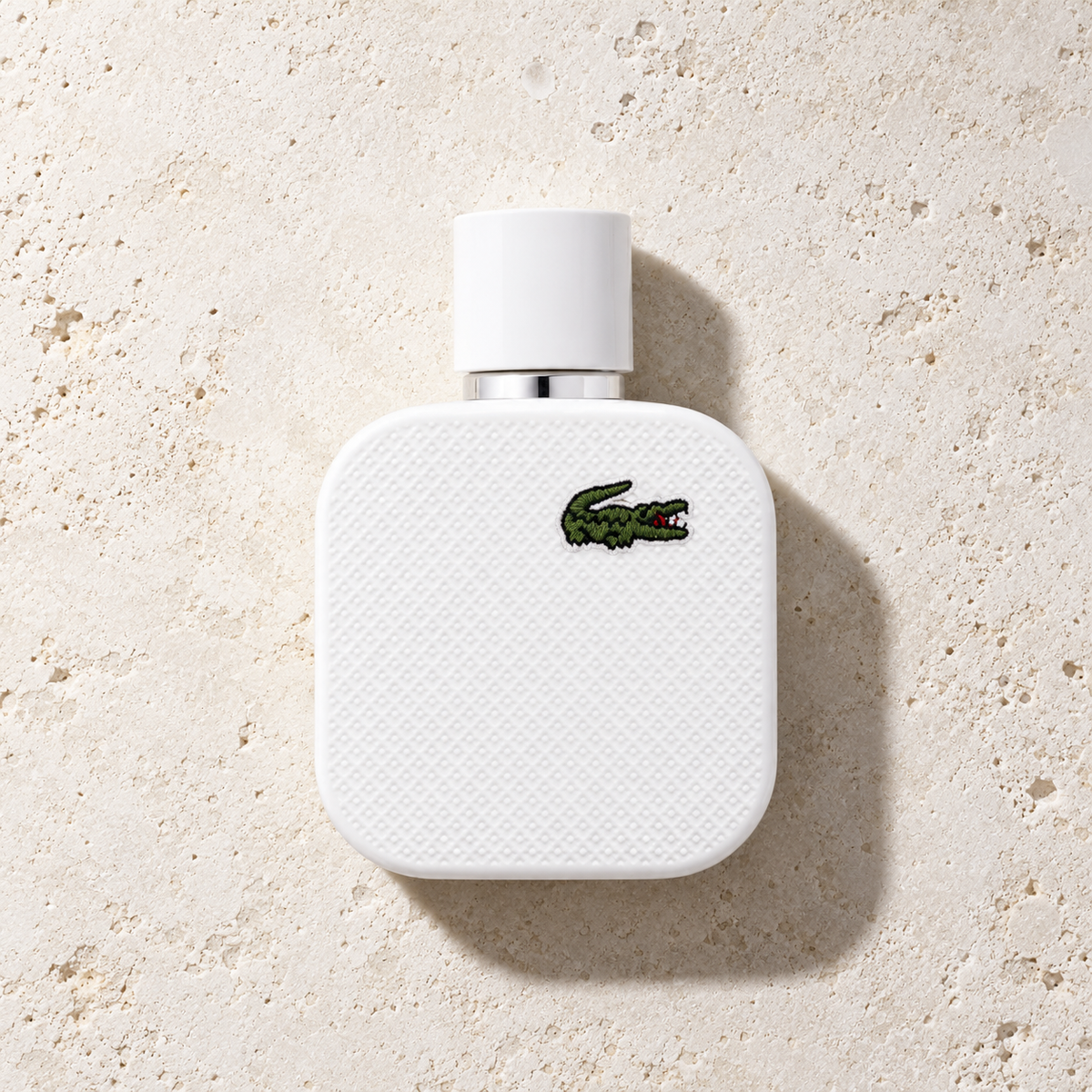 Lacoste L.12.12 Blanc EDT 50 ml – parfém v prostředí, pohled shora s bočním stínem