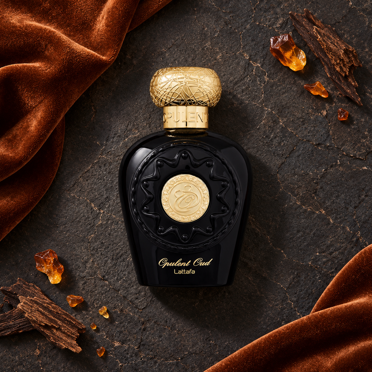 Lattafa Opulent Oud EDP 100 ml – parfém v prostředí, pohled shora s bočním stínem