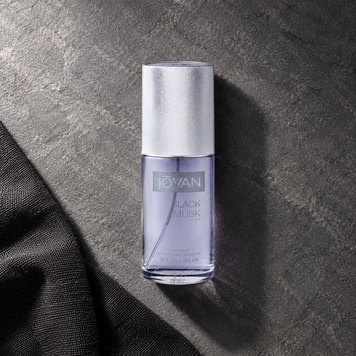 Jovan Black Musk Kolínská voda 88 ml – parfém v prostředí, pohled shora s bočním stínem