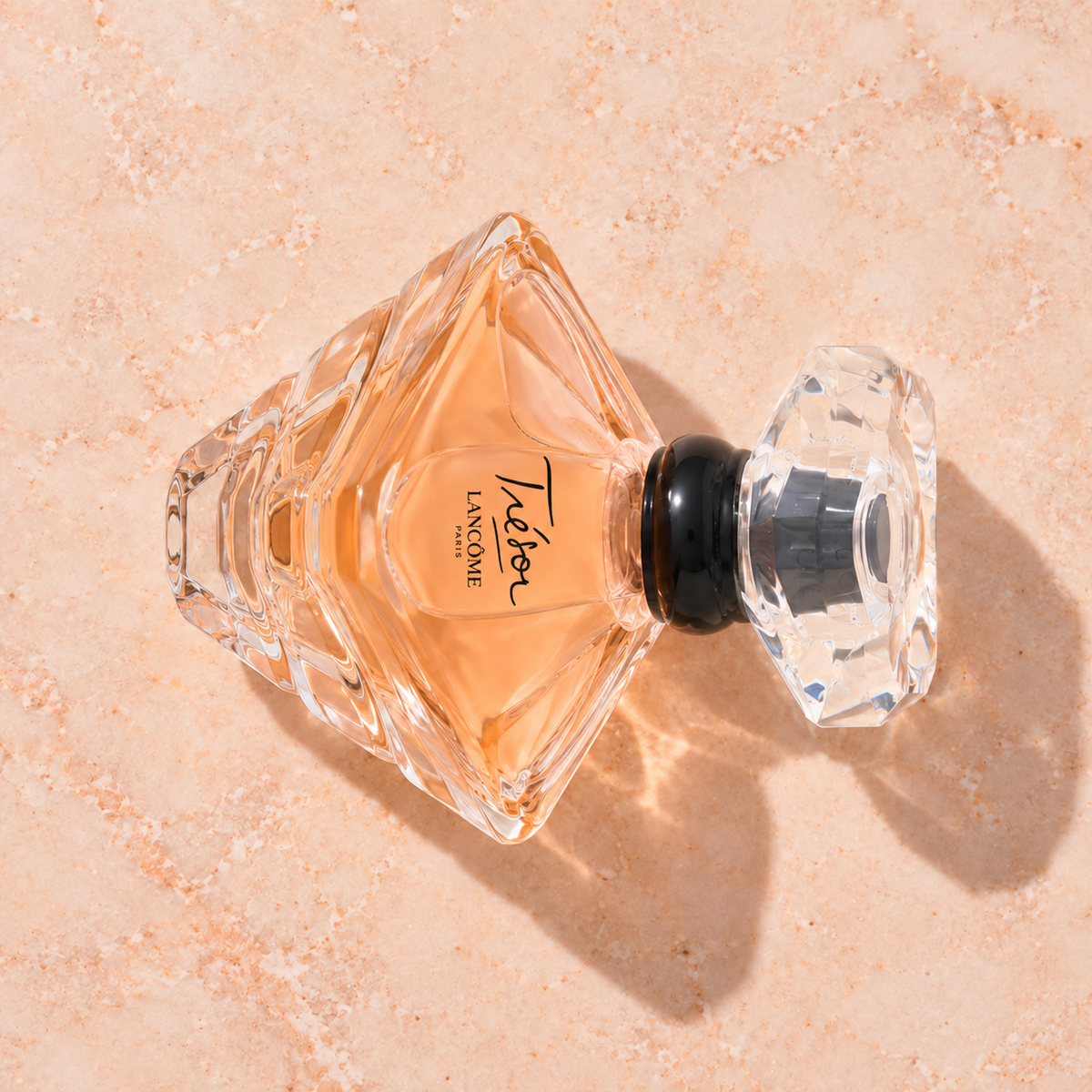 Lancôme Trésor 30 ml – parfém v prostředí, pohled shora s bočním stínem