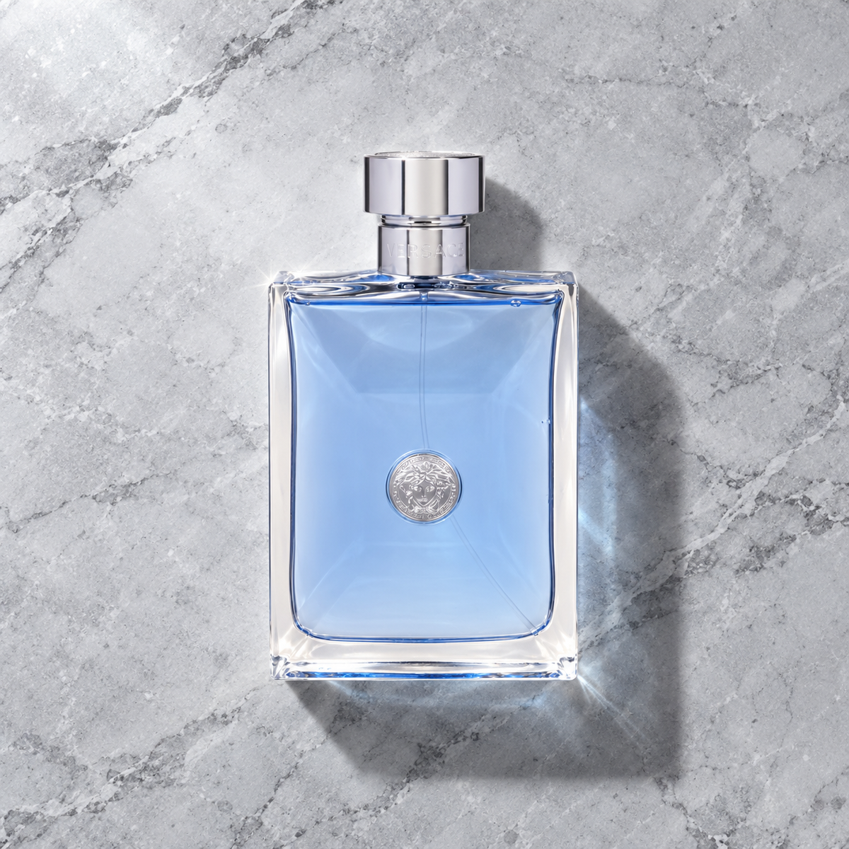 Versace Pour Homme EDT 200 ml – parfém v prostředí, pohled shora s bočním stínem