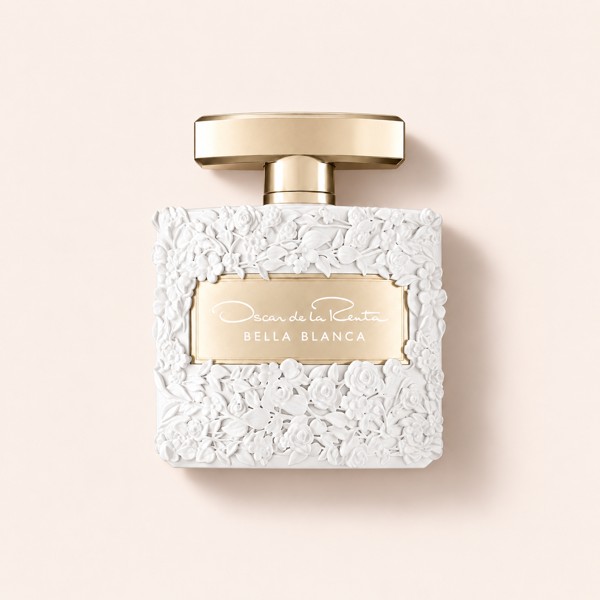 Flakon Oscar de la Renta Bella Blanca EDP 100 ml na béžovém pozadí – MrRizz