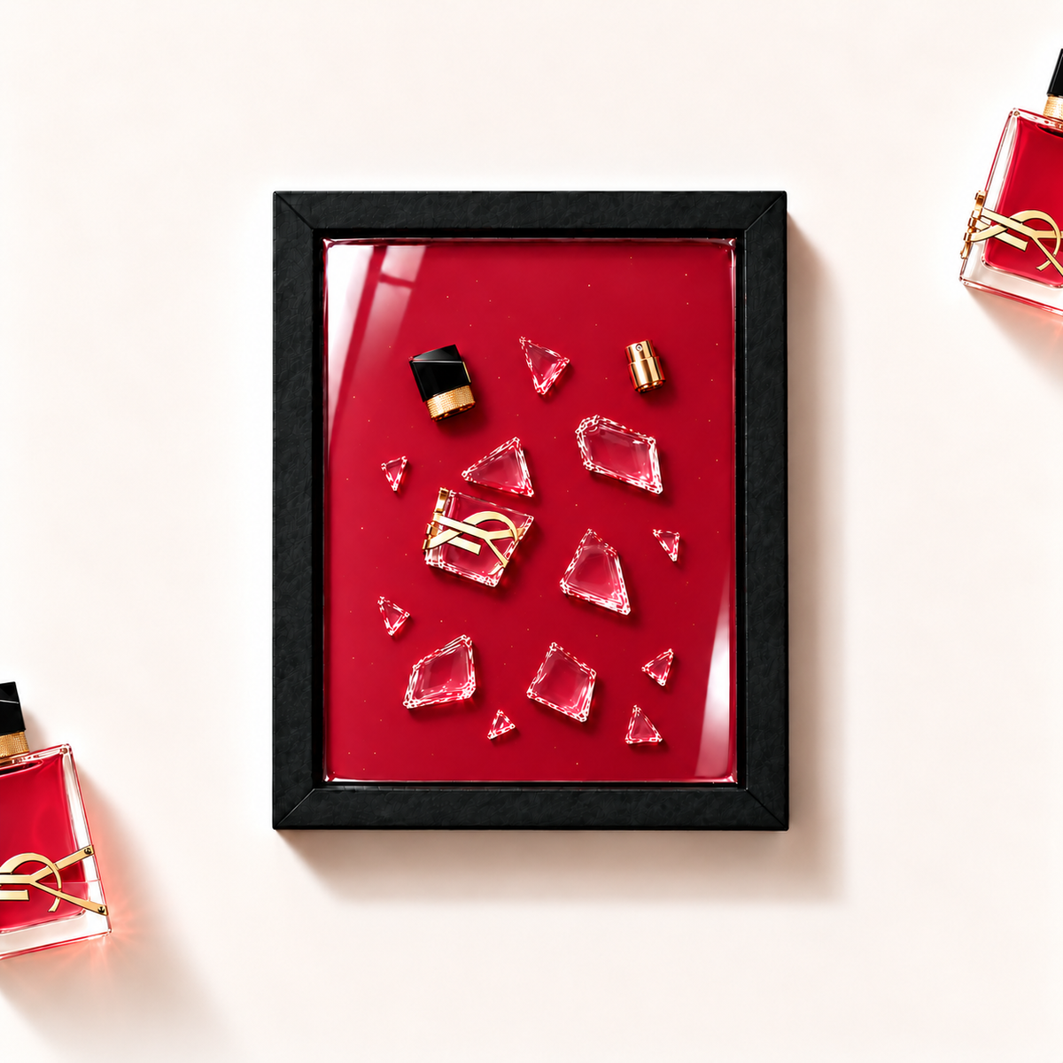 Parfemovy obraz Yves Saint Laurent Libre Berry Crush v cernem ramu - ilustracni fotografie