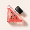 Prada Paradoxe Intense parfémovaná voda 90 ml, flakon na světlém pozadí – MrRizz