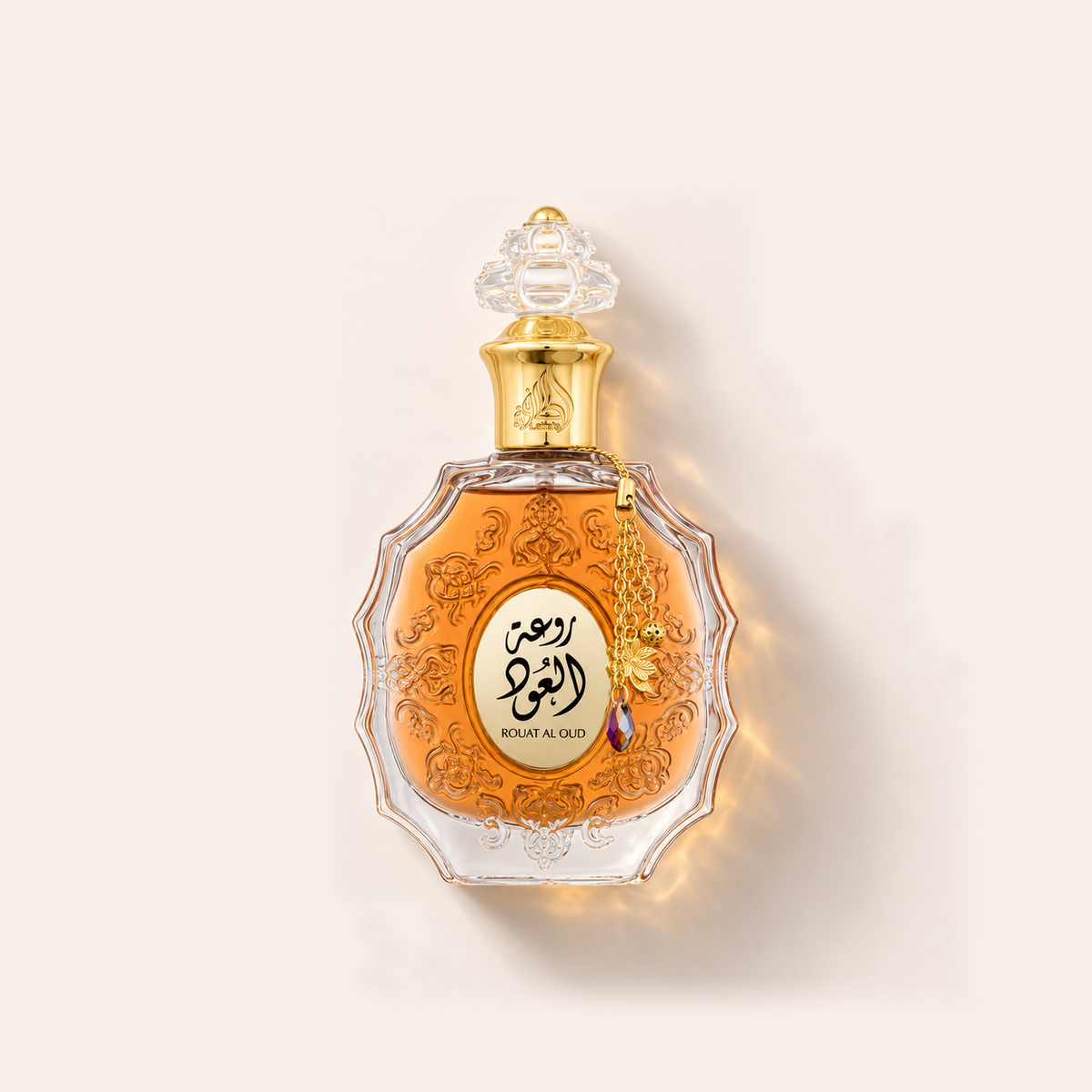 Flakon parfému Lattafa Rouat Al Oud EDP 100 ml na béžovém pozadí – MrRizz