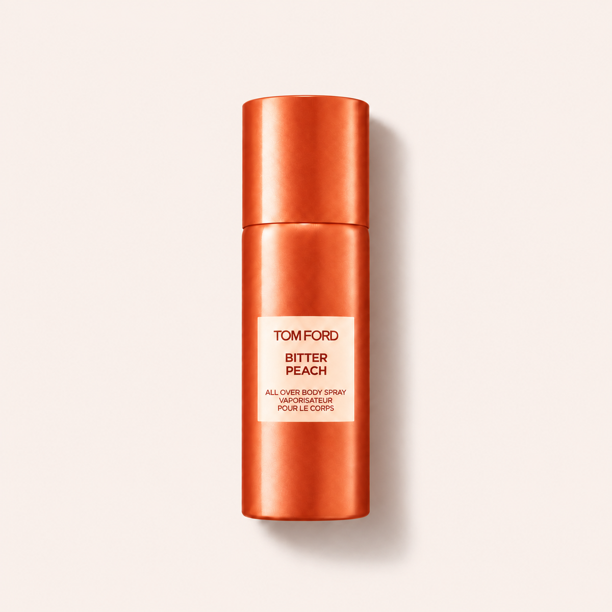 Tělový sprej TOM FORD Bitter Peach 150 ml na béžovém pozadí – MrRizz
