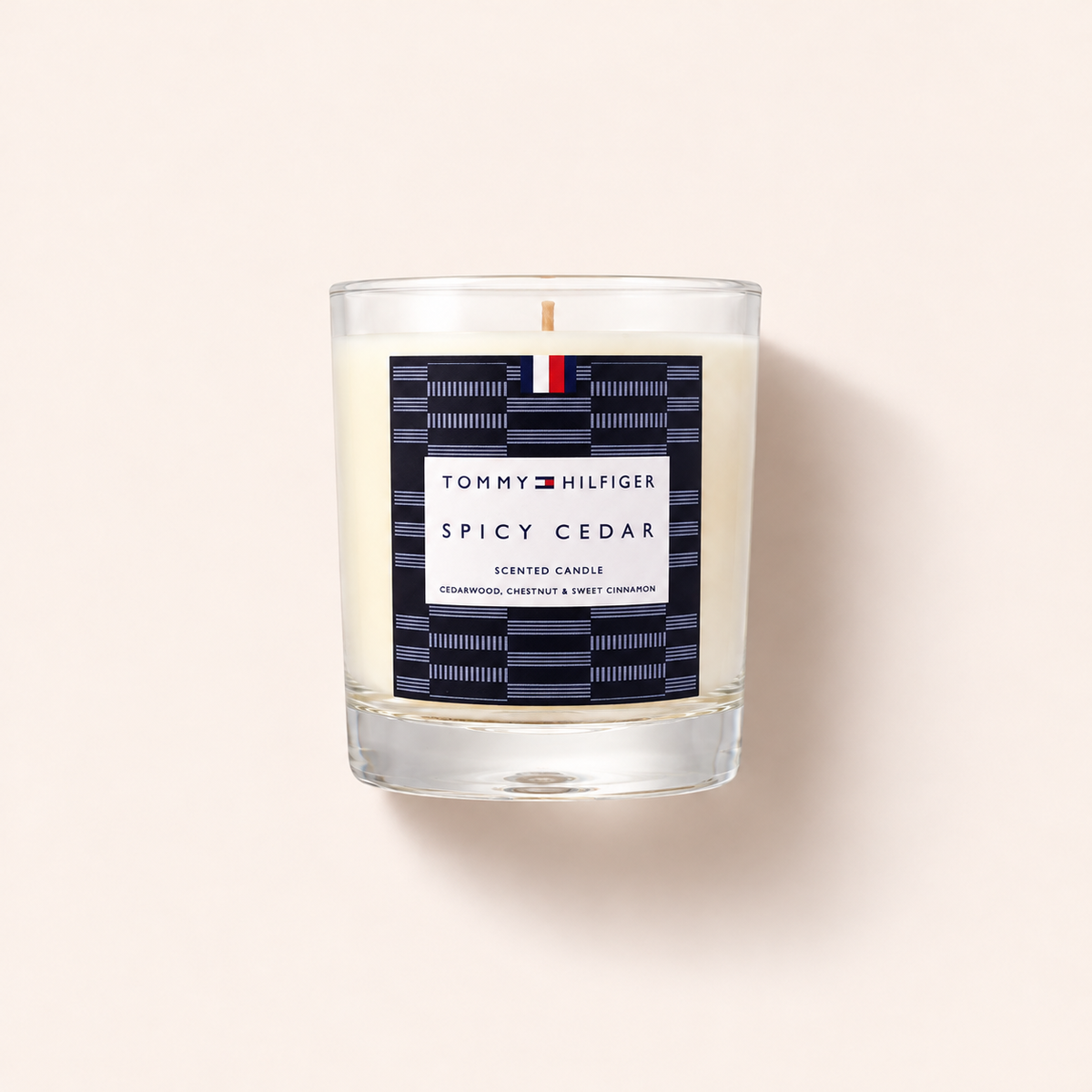 Tommy Hilfiger Scented Candle Spicy Cedar 180 ml – vonná svíčka – MrRizz