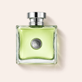 Flakon Versace Versense EDT 100 ml na pudrově růžovém pozadí – MrRizz