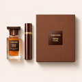 Dárková sada TOM FORD Ébène Fumé EDP 50 ml a cestovní sprej 10 ml s krabičkou na béžovém pozadí – MrRizz