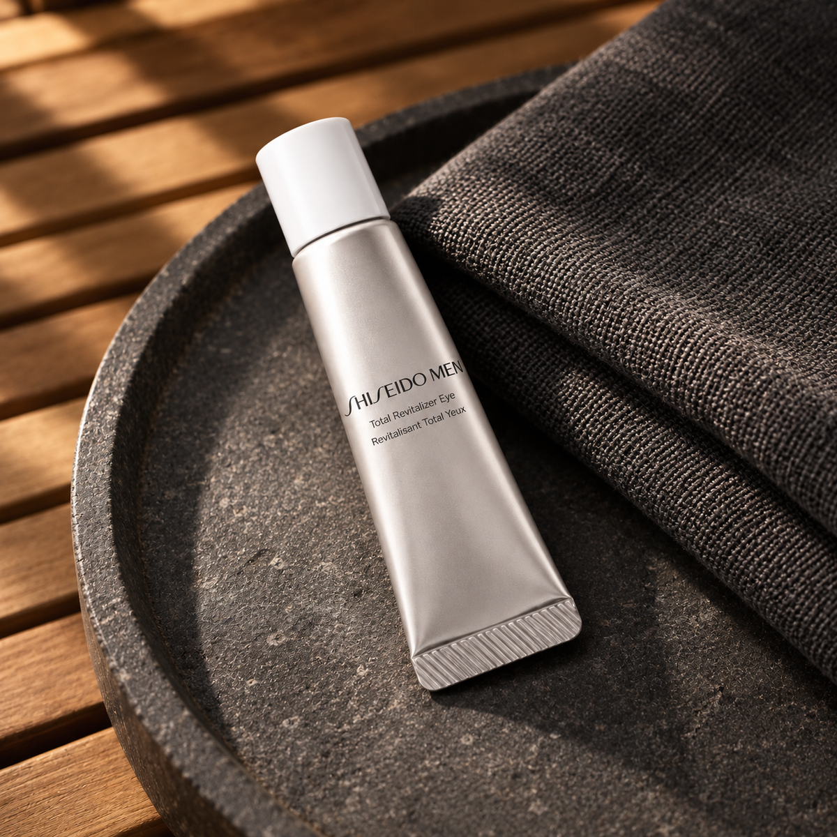 Shiseido MEN Total Revitalizer 15 ml – atmosférická fotografie – MrRizz